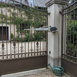 automatic_gate_hydraulic_arm
